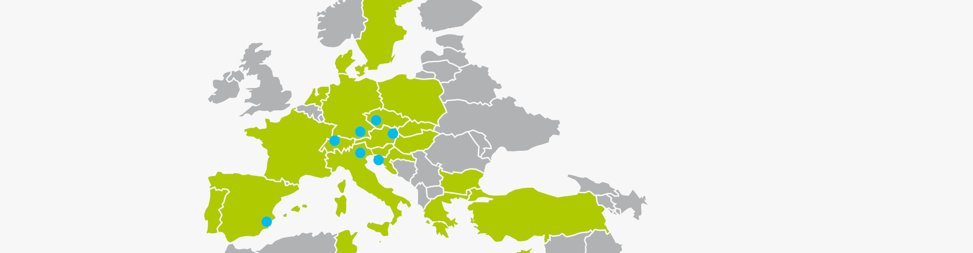 Europakarte mit grün markierten Zielländern für Trainingslager und blauen Punkten für SOCCATOURS Destination Management Company-Standorte